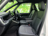 ドライバーズシートは、細部にまでこだわった設計で、快適な運転姿勢をサポートします。長時間の運転も疲れにくいです。