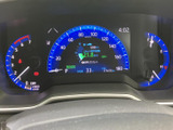 視認性の高いメーターデザインで、運転に必要な情報を一目で確認できます。車速や燃料残量など、走行状況を把握しやすく設計されています。