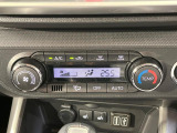 【オートエアコン】一度お好みの温度に設定すれば、車内の温度を検知し風量や温度を自動で調整。暑い&hellip;寒い&hellip;と何度もスイッチ操作をする必要はありません。快適な車内空間には必須の機能ですね♪