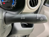 操作しやすい位置に配置されたウインカーレバー。確実な操作感で、安全な車線変更をサポートします。指先で直感的に操作可能です。