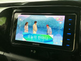 停車時にテレビ視聴が可能なエンターテイメント機能。待ち時間や休憩時間など、有効活用いただけます。