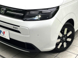 【LEDヘッドライト】悪天候や夜間走行時も良好な視界を確保し安心して運転できる高輝度LEDヘッドライトを装備!点灯速度が早く、消費電力も抑えられています。