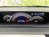 速度や燃料残量など、運転に必要な情報をひと目で確認できます。視認性の高いデザインで、安全運転をサポートします。