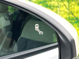 【ブラインドスポットインフォメーション】走行中、ドアミラーの死角になりやすい箇所に後続車が接近するとサイドミラー付近に警告を表示、ドライバーに注意喚起をしてくれます。
