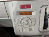 【オートエアコン】一度お好みの温度に設定すれば、車内の温度を検知し風量や温度を自動で調整。暑い&hellip;寒い&hellip;と何度もスイッチ操作をする必要はありません。快適な車内空間には必須の機能ですね♪