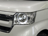 【LEDヘッドライト】悪天候や夜間走行時も良好な視界を確保し安心して運転できる高輝度LEDヘッドライトを装備!点灯速度が早く、消費電力も抑えられています。