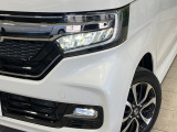 【LEDヘッドライト】悪天候や夜間走行時も良好な視界を確保し安心して運転できる高輝度LEDヘッドライトを装備!点灯速度が早く、消費電力も抑えられています。
