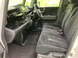シートに座ると、包み込まれるような感覚。長時間の運転でも疲れにくく、快適なドライブをサポートします。