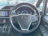 【純正革巻きステアリング】上質な革を使用することで、手にしっかり馴染みとても運転しやすいハンドルです♪