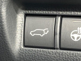 【パワーバックドア】スマートキーや運転席のボタンを押すだけでリアゲートが自動で開閉します!荷物を持っている時や、高い位置にあるバックドアを閉める際に便利な機能です♪