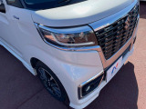 【LEDヘッドライト】悪天候や夜間走行時も良好な視界を確保し安心して運転できる高輝度LEDヘッドライトを装備!点灯速度が早く、消費電力も抑えられています。