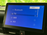 多彩なメディアに対応し、お好みの音楽を高品質で楽しめます。ラジオ、CD、USBなど、様々な音楽ソースに対応しています。