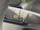 運転状況に合わせて、簡単にワイパーの作動を調整できます。様々なモードを選択可能で、天候に合わせた快適な視界を確保してくれるでしょう。