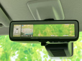 広視野角のモニター画面を備え、後方視界をサポートします。駐車時の安全確認を容易にし、安心して運転できます。周囲の状況を把握しやすく、運転をサポートします。