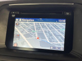 【マツダコネクトナビ】車内の雰囲気にマッチした大型のディスプレイ。スマホ接続でのナビ使用やBluetooth再生等、様々な機能が楽しめます。直感的なダイヤル操作が可能で、使い勝手も良好です。