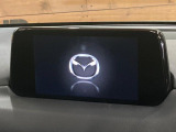 【マツダコネクトナビ】車内の雰囲気にマッチした一体型タイプのナビ。各種車輌設定やBluetooth再生等、様々な機能が楽しめます。直感的なダイヤル操作が可能で、使い勝手も良好です。