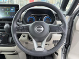 握りやすいステアリングは、長時間の運転でも疲れにくい設計で、快適なドライビングをサポートします。