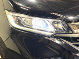 【LEDヘッドライト】悪天候や夜間走行時も良好な視界を確保し安心して運転できる高輝度LEDヘッドライトを装備!点灯速度が早く、消費電力も抑えられています。