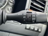 【オートライト(AUTO)】外の明るさをシステムが感知して、自動でヘッドライトが点灯します。ヘッドライトをつけ忘れを防ぐ便利機能です。