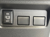 【ハンズフリー機能付き両側パワースライドドア】スライドドアの下に足先を入れてすぐ引くと、自動的にスライドドアが開閉します!荷物で両手がふさがった状態でも、ドアの開閉ができてとっても便利!