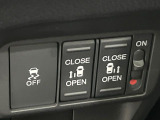 【両側スライドドア】駐車場で隣の車との間隔が狭く乗りにくい時、スライドドアなら安心!ドアオープン時も幅を取らず、開口部が広いので乗り降りがとっても簡単です。大きな荷物の出し入れも後席から可能♪