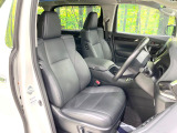 運転席まわりには十分なスペースがあり、大柄な方でもゆったり運転していただける環境です。