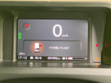 必要な情報をひと目で確認できるシンプルなデザイン。視認性の高い表示で、運転中の確認作業を軽減し、安全運転をサポートします。