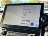 高機能なナビゲーションシステムを搭載。目的地設定やルート検索がスムーズに行えます。音楽やラジオも楽しめます。