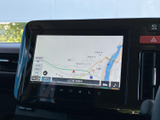 目的地までのナビゲーションをサポート。鮮明な画面で、安全運転をサポートする頼もしい相棒です。スムーズな操作性も魅力で、長距離ドライブも快適にこなせます。