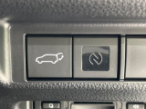 【パワーバックドア】スマートキーや運転席のボタンを押すだけでリアゲートが自動で開閉します!荷物を持っている時や、高い位置にあるバックドアを閉める際に便利な機能です♪