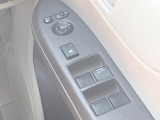 【電動格納ミラー】サイドミラーは電動格納式となっており、狭い駐車場でもキズがつくリスクを抑えられます。