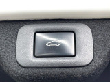 【パワーバックドア】スマートキーや運転席のボタンを押すだけでリアゲートが自動で開閉します!荷物を持っている時や、高い位置にあるバックドアを閉める際に便利な機能です♪