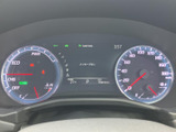 必要な情報をひと目で確認できる、見やすいデザインです。速度、燃料、その他の車両情報をチェックしながら、安全運転を心がけましょう。