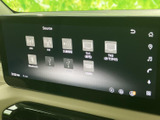 多彩な入力ソースを搭載し、お好みの音楽や映像を手軽に楽しめます。Bluetooth接続やUSBポートも備え、快適なドライブをサポートする一台です。