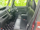 運転席からの視界が広く、運転がしやすい設計です。操作性も優れており、安心して運転できます。