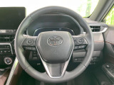 インテリアに合わせたデザインのステアリングは、運転される方のことも考え、運転しやすい形状、大きさです。是非一度、実際に触ってお確かめください。