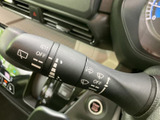 視界をクリアにするワイパー操作は、安全運転の基本。レバー一本で簡単に操作でき、雨天時も快適なドライビングをサポートします。