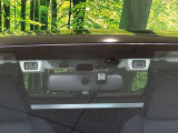 【アイサイト】前方の車両等を検知し、衝突しそうな時は警報で注意を促し、ブレーキを踏む力をサポート。ブレーキを踏めなかった場合は衝突被害軽減ブレーキが作動、衝突回避をサポートします。