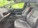 細部にまでこだわった内装が、上質な雰囲気を演出しています。運転席からの視界も良好で、安心感があります。