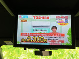 後部座席での移動時間を、より快適に過ごせるモニターを搭載。長距離移動も退屈知らずですね。