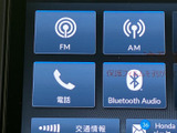 ラジオからBluetoothオーディオまで、様々な情報源から音楽を楽しめます。通勤時間や週末のドライブに最適です。