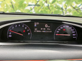 必要な情報を一目で確認できる、見やすいメーターです。運転中の視線移動を最小限に抑え、安全運転をサポートします。