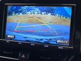 【バックカメラ】駐車時に後方がリアルタイム映像で確認できます。大型商業施設や立体駐車場での駐車時や、夜間のバック時に大活躍!運転スキルに関わらず、今や必須となった装備のひとつです!