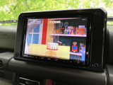 後部座席の乗員も楽しめるTV画面を装備。移動時間を有効活用し、快適な空間を演出します。