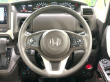 インテリアに合わせたデザインのステアリングは、運転される方のことも考え、運転しやすい形状、大きさです。是非一度、実際に触ってお確かめください。