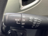 運転状況に合わせて、ワイパーの作動を簡単に調整。雨天時でもクリアな視界を確保し、安全な走行をサポートします。