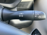 直感的な操作で、安全な車線変更をサポートします。視認性の高いデザインで、周囲の安全を確保します。