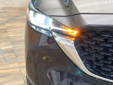 【LEDヘッドライト】悪天候や夜間走行時も良好な視界を確保し安心して運転できる高輝度LEDヘッドライトを装備!点灯速度が早く、消費電力も抑えられています。