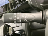 視界をクリアにするワイパー操作は、安全運転の基本。レバー操作で簡単に調整できます。