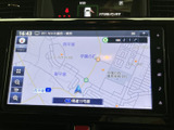 洗練されたデザインのナビゲーションシステムです。高画質の画面で地図情報やオーディオを快適に操作でき、目的地までのルートをスムーズに案内します。